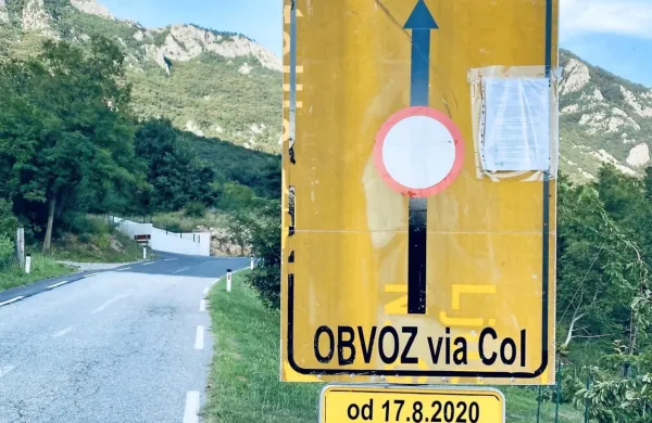 Domačini so dosegli, da cesta med sanacijo vendarle ne bo 
popolnoma zaprta do začetka februarja. Z danes sprejetim  
kompromisom pa prav zadovoljni niso. 