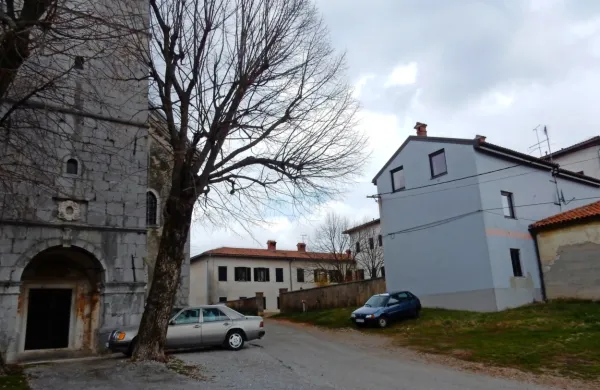 V stavbi ob cerkvi v Tomaju občina prodaja tri  stanovanja.