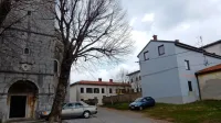 V stavbi ob cerkvi v Tomaju občina prodaja tri  stanovanja.