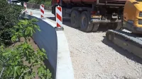 V središču Črnega Kala so  obnovili podporni zid. 