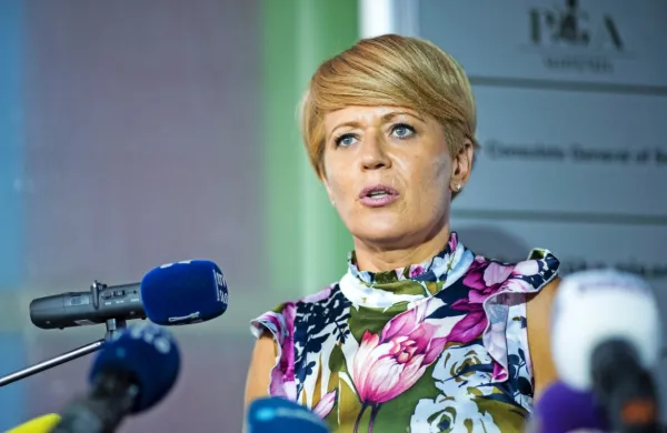 Člani sveta Desus bodo o zaupnici predsednici Aleksandri Pivec 
razpravljali prihodnji teden v torek, in ne ta teden v četrtek, kot je 
bilo sprva rečeno.