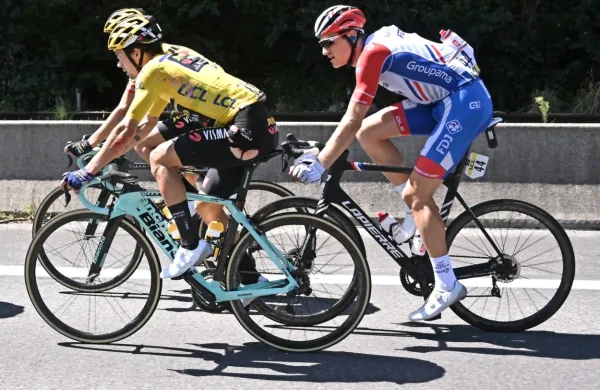 Primož Roglič (levo) je sicer v soboto kljub padcu in odrgninam 
ubranil rumeno majico vodilnega v skupnem seštevku, a je pred 
sklepno  nedeljsko etapo na kriteriju Dauphine odstopil. 