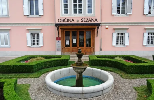 Občina Sežana od 1. aprila nima direktorja, delo vodijo po 
posameznih oddelkih.  