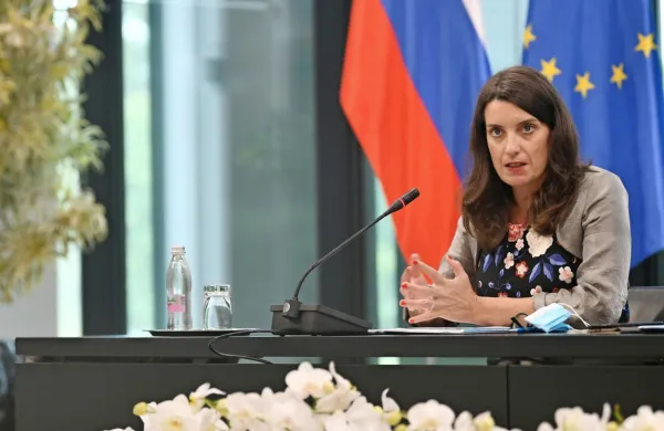 Trenutno kaže, da se bodo lahko 1. septembra v šole vrnili vsi 
dijaki in učenci, a ob upoštevanju priporočil za preprečevanje 
okužb z novim koronavirusom, je  povedala ministrica za izobraževanje Simona Kustec.