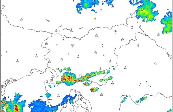 Na območju Brkinov se je pred kratkim razbesnela nevihta. 
Nevihta se počasi pomika proti vzhodu, na območje Ilirske 
Bistrice.