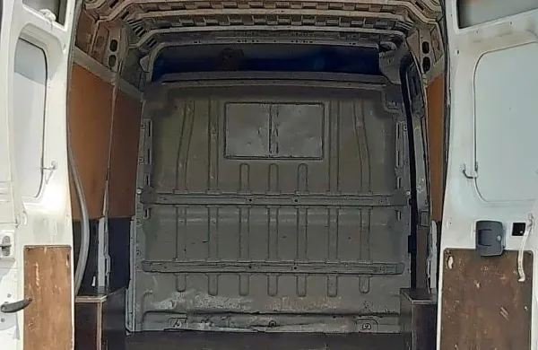 Novogoriški policisti so  prijeli  27-letnega voznika kombija, ki je   
do meje z Italijo pripeljal najmanj 15 prebežnikov. 

