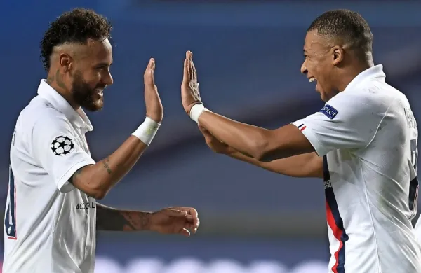 Bosta Neymar (levo) in Kylian Mbappe nocoj popeljala PSG v finale 
lige prvakov? 