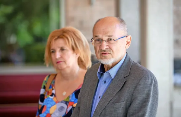 Vladni govorec za covid-19 Jelko Kacin je napovedal, da bo vlada 
v četrtek uvrstila Hrvaško na rdeči seznam držav.