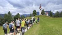 Pohodna pot po novo urejeni mulatjeri, oskrbni poti za soško fronto, se začne v Reki in izteče pri cerkvi sv. Ivana v Šebreljah (na 
fotografiji).