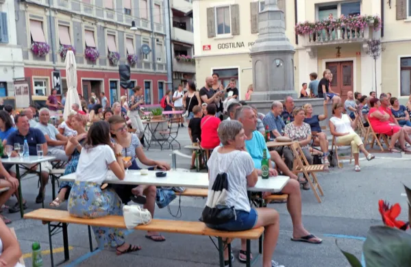 Med obiskovalci prevladujejo domačini, ki hrepenijo po večerni 
popestritvi. 