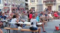 Med obiskovalci prevladujejo domačini, ki hrepenijo po večerni 
popestritvi. 