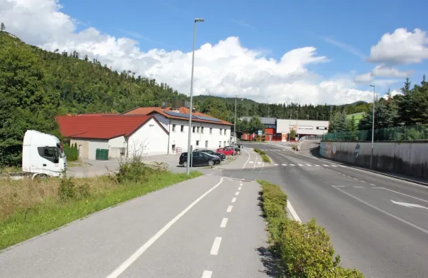 Nova obvoznica, če oziroma ko bo do nje prišlo, se bo odcepila  s 
Kosovelove ulice.