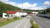Nova obvoznica, če oziroma ko bo do nje prišlo, se bo odcepila  s 
Kosovelove ulice.