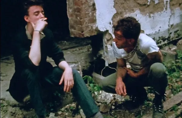 Diplomski film Jima Jarmuscha Neskončne počitnice bodo drevi 
predvajali v tržaškem kinu Ariston.