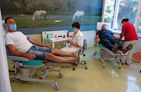 Tomi Škodnik  (na levi) in Ervin Bizjak   (desno) sta včeraj  že stotič pogumno sedla na stol in darovala kri. 