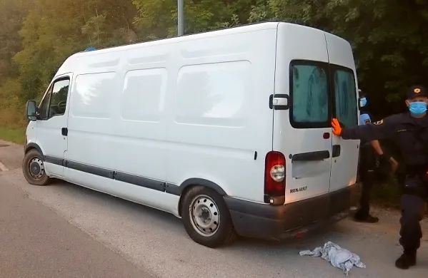 Slovenca sta v tovornem delu kombija prevažala  42 ilegalnih 
migrantov. 