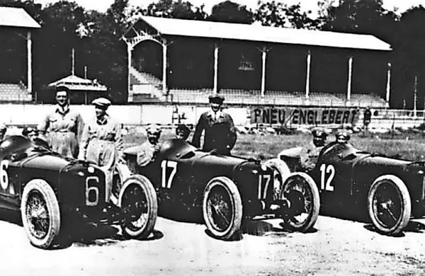 Alfa je na dirko v Monzo leta 1923 pripeljala tri dirkalnike, že na treningu pa se je zgodila smrtna 
nesreča.