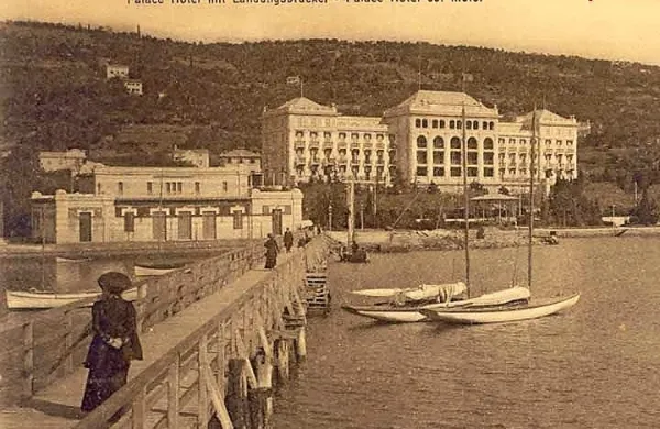 Prizor z znamenitim hotelom Palace z začetka prejšnjega stoletja