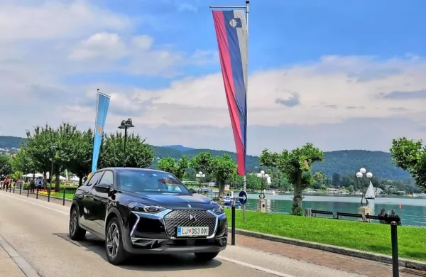 Zdi se, da je PSA-jeva znamka DS končno našla in razumela svoje poslanstvo v premijskem razredu. Najmanjši DS3 crossback popolnoma 
preseneti.
