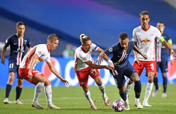 Neymarja (z žogo) bo v francoskem prvenstvu težko ustaviti, 
izmuznil se je tudi Kevinu Kamplu (številka 44 v belem dresu) v ligi 
prvakov.  