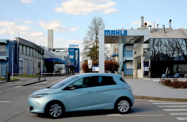 Po navedbah sindikata bo delo izgubilo 26 redno zaposlenih.