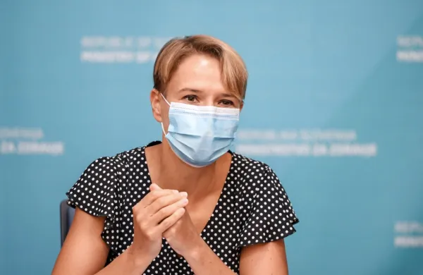 Po besedah državne sekretarke Tine Bregant želijo s tem preprečiti neupravičeno izogibanje cepljenju in zaščititi populacijo.