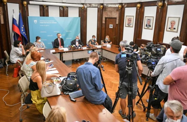 Po besedah ministra za zdravje Tomaža Gantarja želijo z ukrepi za 
zajezitev širjenja novega koronavirusa, med katerimi je uvrstitev 
Hrvaške na rdeči seznam, doseči tudi, da bodo šli lahko otroci 
septembra normalno v šolo. 