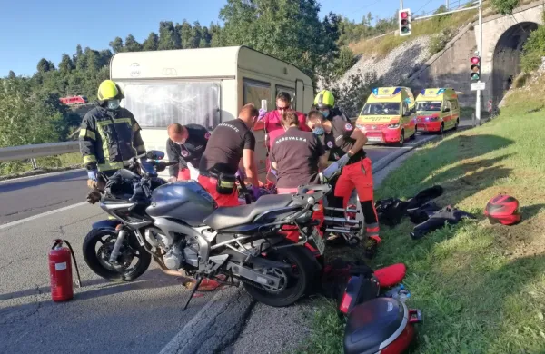 Motorist zadel v prikolico