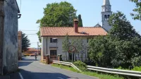 Hišo na najožjem delu ceste bodo porušili, da bodo dobili prostor za širšo cesto, pločnik, v bodoče pa tudi parkirišča. 