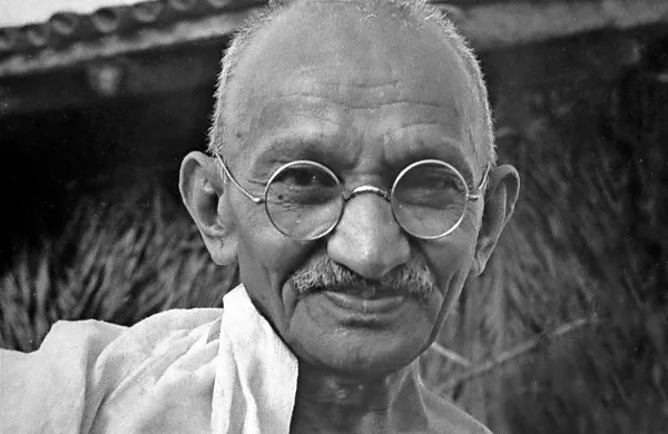 Gandhi, za katerega so bila okrogla pozlačena očala zaščitni znak, 
je bil sicer znan po tem, da je ljudem, ki so mu pomagali ali ki so 
potrebovali pomoč, dajal očala, ki jih ni več potreboval.