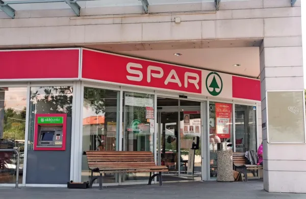 Pred dobrim mesecem je Izolane vznemirila  novica, da naj bi   pred 
trgovino Spar neznani  ženski  poskušali ugrabiti otroka, a  tega 
kriminalisti niso mogli potrditi  ... 