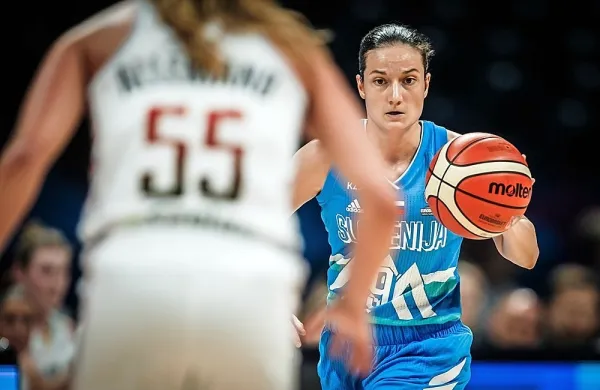 Kapetanka slovenske ženske reprezentance in najuspešnejša 
slovenska košarkarica vseh časov Nika Barič se po devetih 
sezonah igranja v Rusiji seli v Turčijo.