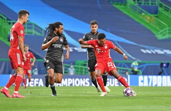 Bayernov adut Serge Gnabry (z žogo) je v polfinalu potopil Lyon, bo uspešen tudi proti PSG?