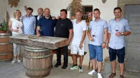 Modre pinote so predstavili (z leve) Ingrid Saksida, Primož 
Lavrenčič, Matjaž Lemut, Boštjan Protner, Jože Čuk, Franc Premrn 
ter brata Patrik in Aleksander Zavec. 