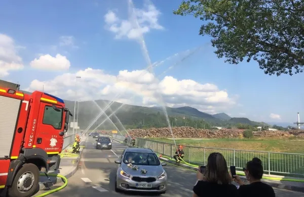 Ilirskobistriški reševalci in gasilci so na mostu čez reko Reko 
pričakali mladoporočenca Alena Poropata in njegovo nevesto Ano 
in jima priredili pravo presenečenje. (Foto: Tina Milostnik Valenčič)