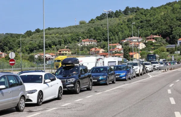 Na mejnih prehodih s Hrvaško danes ni bilo veliko vozil s 
slovenskimi  registrskimi oznakami, več jih pričakujejo jutri. 
