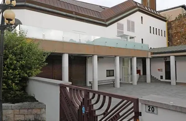 Goriški Kulturni dom je zaradi dveh okužb z novim koronavirusom 
med zaposlenimi odpovedal vrsto dogodkov, ki jih je načrtoval v 
prihodnjih dneh. (Foto: Bumbaca/Primorski dnevnik)