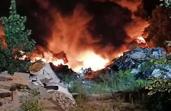 Na Cesti dveh cesarjev v Ljubljani je ponoči gorelo v skladišču 
odpadnega materiala.  (Foto: Gasilska brigada Ljubljana)