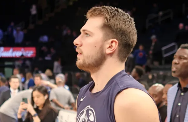 Nastop slovenskega košarkarskega zvezdnika Luke Dončića na 
četrti tekmi uvodnega kroga končnice severnoameriške lige NBA 
je zaradi zvina gležnja vprašljiv.
