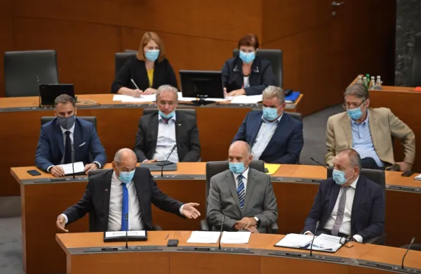 Podpora vladi Janeza Janše pada že četrti mesec zapored, med 
strankami pa kljub temu še vedno vodi SDS, kaže javnomnenjska 
raziskava.