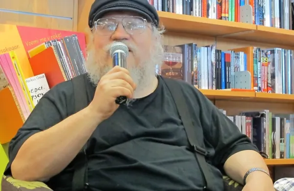 George R.R. Martin je vložil tožbo glede avtorskih pravic za filmsko 
priredbo zgodbe The Skin Trade, ki je med drugim zaživela tudi v 
risoromanu. 