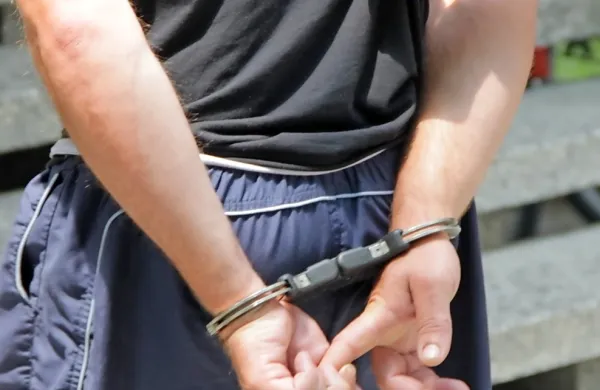 Policisti so morali razgrajače  umiriti z uporabo prisilnih sredstev 
Dvema so nataknili lisice (fotografija je simbolična).  
