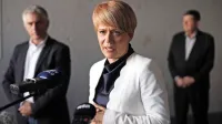 Aleksandra Pivec ne najde več skupnega koraka s Tomažem 
Gantarjem (levo) in Francem Juršo (desno v ozadju).