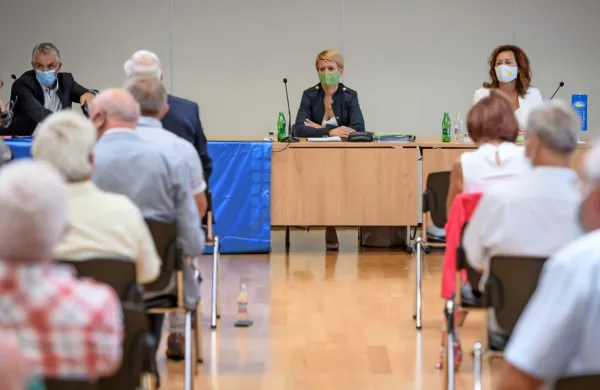 Na seji sveta Desus so na današnjem tajnem glasovanju izglasovali 
nezaupnico predsednici stranke Aleksandri Pivec.