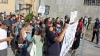 Domači protestniki  iz nevladnih organizacij, ki so se jim pridružili 
tudi nekateri podporniki iz italijanske organizacije Rete DASI, so 
zahtevali zaprtje centra.