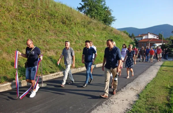 Po prerezu slavnostnega traku so se udeleženci slovesnosti z 
veseljem sprehodili po obnovljeni cesti.   