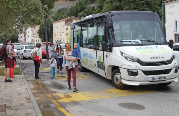 Brezplačni avtobus v turistični sezoni uporabljajo tako obiskovalci 
Pirana kot njegovi stanovalci. 