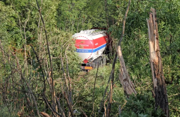 Namesto na Srminu, kamor je bil namenjen po pošiljko goriva, je 
bosanski voznik cisterne “parkiral” v gormovju ob cesti pri 
Materiji. 