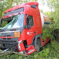 S cisterno zapeljal v grmovje in se za las izognil katastrofi