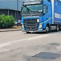 Asfalt na odseku cestišča med kamionskim terminalom in nakupovalnim centrom Park Center Koper je valovit, kot bi šlo za 
skejterski poligon.